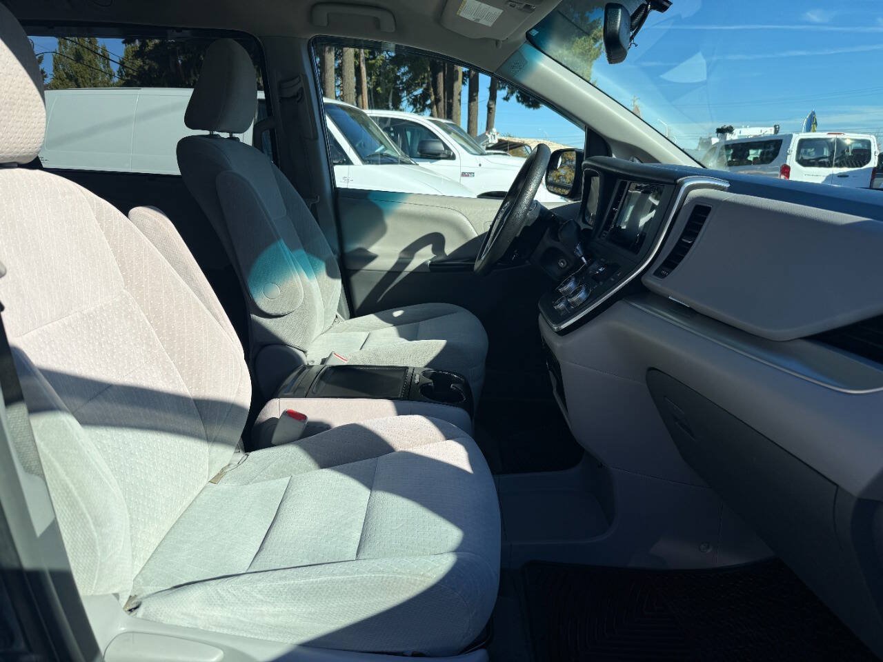 Used 2015 Toyota Sienna LE FWD image 17