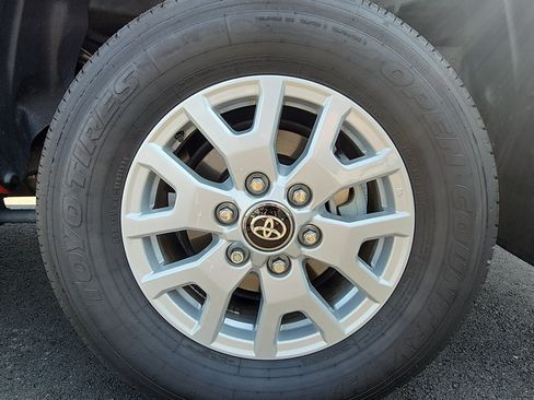 Used 2025 Toyota Tacoma SR5 AWD/4WD image 9