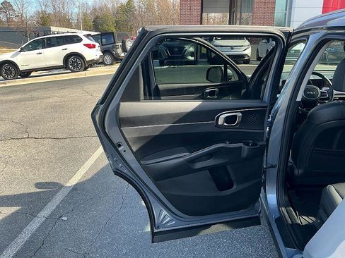 Used 2025 Kia Sorento EX image 17
