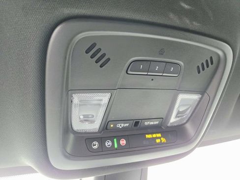 Used 2023 Chevrolet Traverse LT image 30