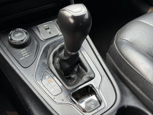 Used 2019 Jeep Cherokee Limited AWD/4WD image 34