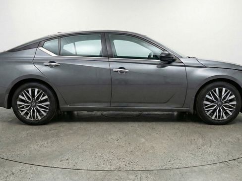 Used 2025 Nissan Altima 2.5 SV FWD image 11