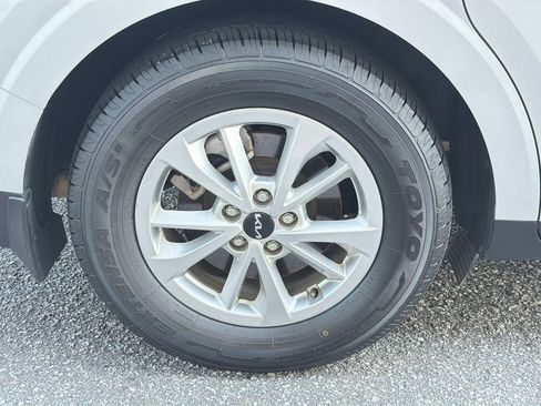 Used 2023 Kia Carnival LX FWD image 32