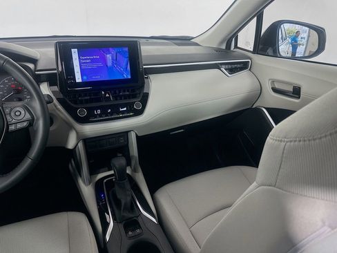 Used 2025 Toyota Corolla Cross LE image 23