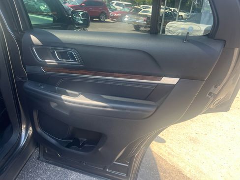 Used 2018 Ford Explorer Limited image 22