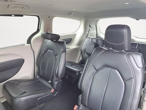 Used 2023 Chrysler Pacifica Touring-L FWD image 13