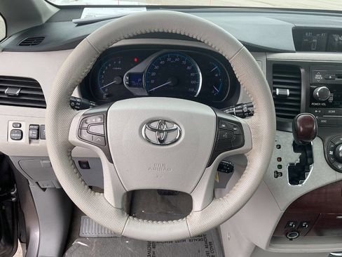 Used 2012 Toyota Sienna XLE image 17