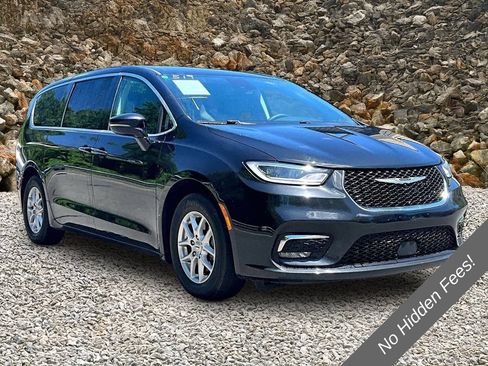 Used 2024 Chrysler Pacifica Touring-L FWD image 9
