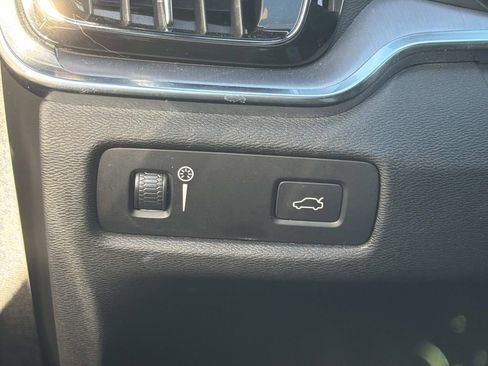 Used 2019 Volvo S60 T5 Momentum w/ Premium Package image 16