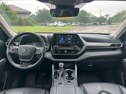 Used 2022 Toyota Highlander XLE AWD/4WD image 5