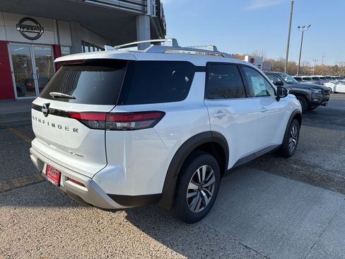 New 2025 Nissan Pathfinder SL image 4