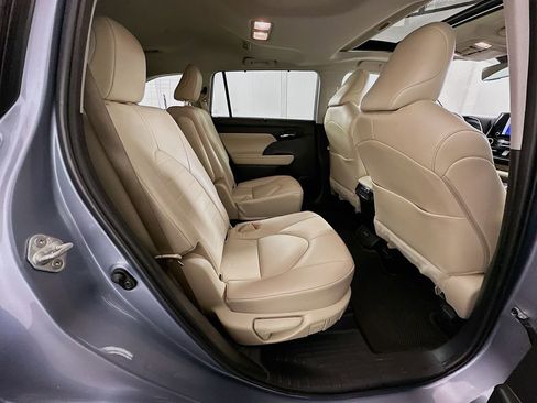 Used 2023 Toyota Highlander XLE FWD image 28