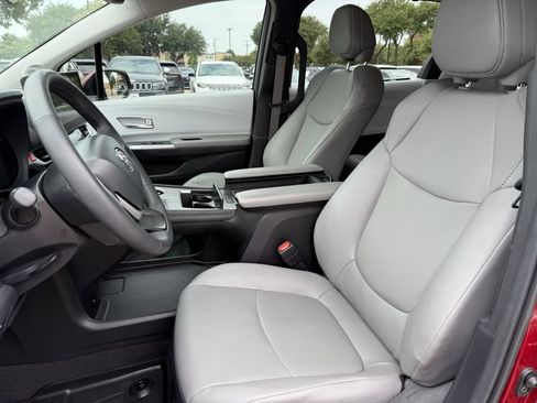 Used 2025 Toyota Sienna XLE w/ XLE Plus Package FWD image 23