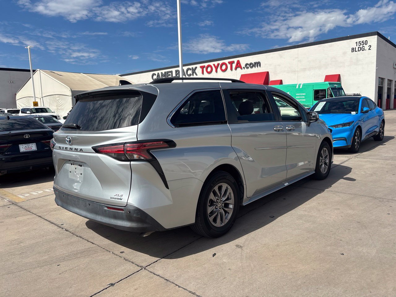 Used 2021 Toyota Sienna XLE w/ XLE Plus Package FWD image 2