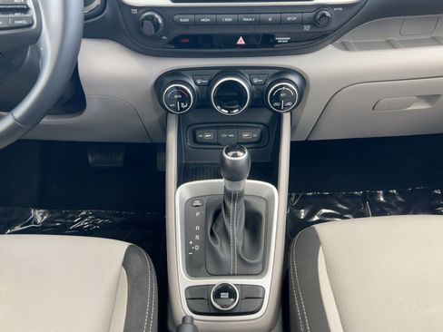 Used 2022 Hyundai Venue SEL image 19