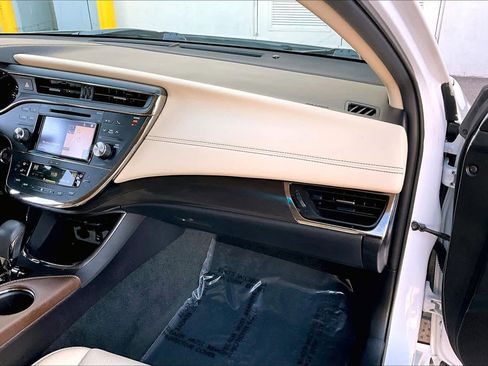 Used 2018 Toyota Avalon Limited image 18