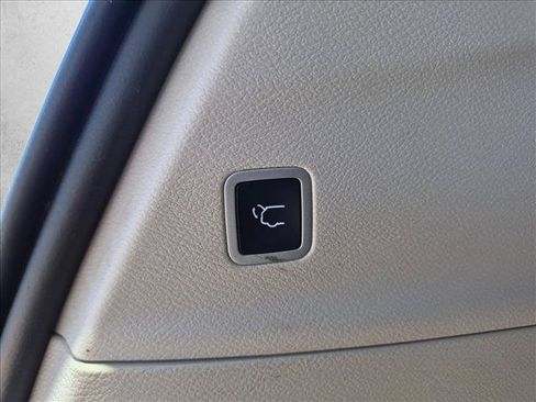 Used 2022 Chrysler Voyager LX FWD image 7