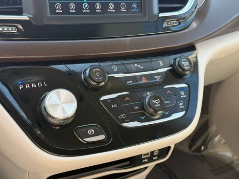 Used 2019 Chrysler Pacifica Touring-L FWD image 38