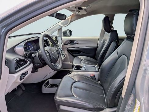 Used 2023 Chrysler Pacifica Touring-L FWD image 21