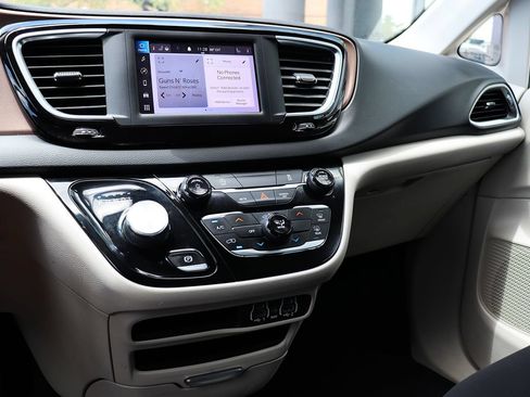 Used 2022 Chrysler Voyager LX FWD image 46