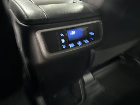 Used 2019 Toyota Highlander XLE AWD/4WD image 32