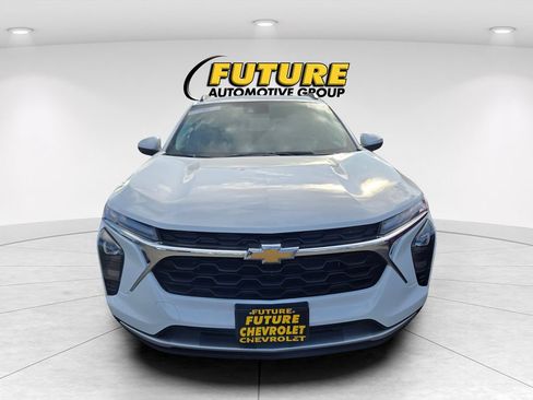 Used 2025 Chevrolet Trax LT w/ LT Convenience Package FWD image 2