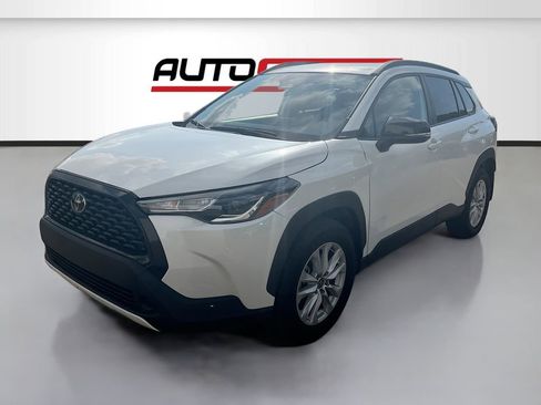 Used 2025 Toyota Corolla Cross LE FWD image 3