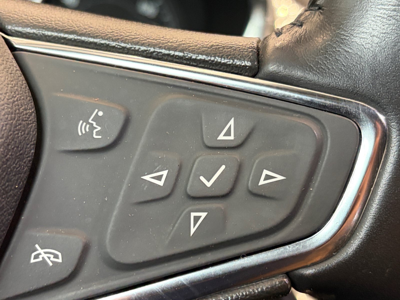 Used 2021 Chevrolet Equinox LT w/ Driver Convenience Package AWD/4WD image 18