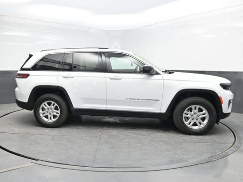 Used 2022 Jeep Grand Cherokee Laredo AWD/4WD image 8