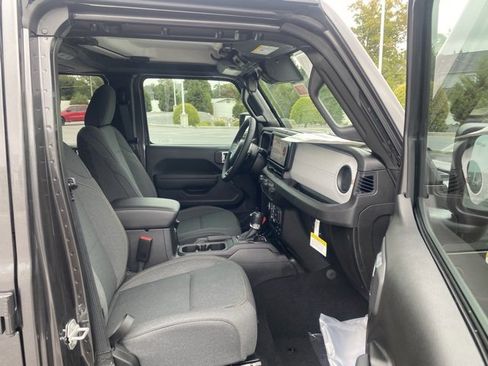 New 2025 Jeep Gladiator Sport image 29