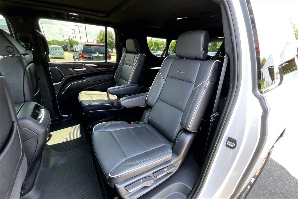 Used 2024 Cadillac Escalade ESV Premium Luxury AWD/4WD image 24