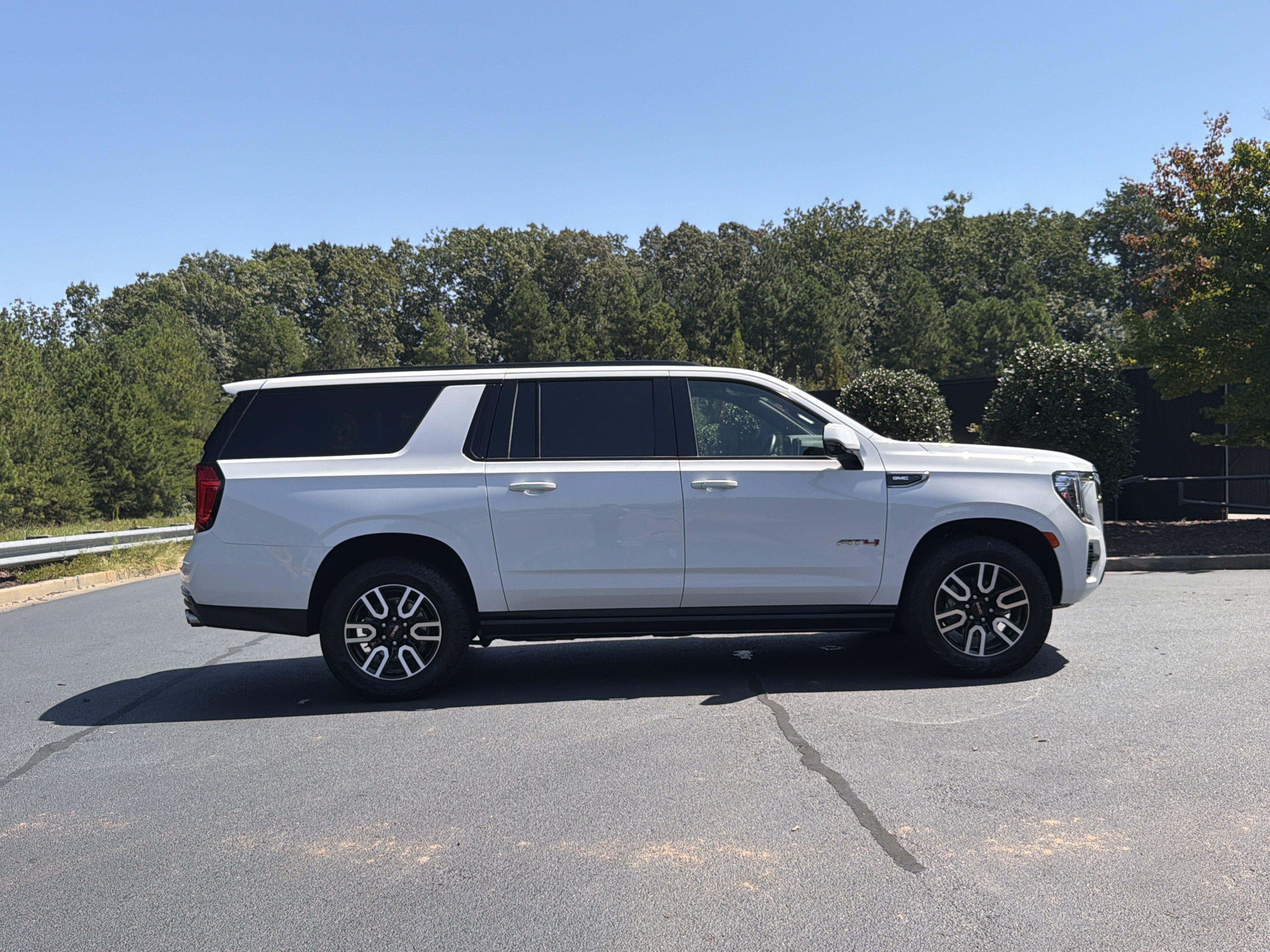 Used 2023 GMC Yukon XL AT4 w/ AT4 Premium Package AWD/4WD image 5