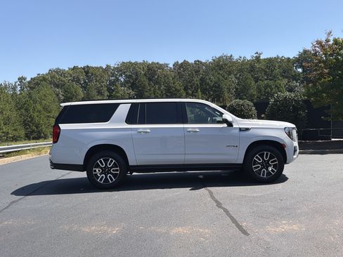 Used 2023 GMC Yukon XL AT4 w/ AT4 Premium Package AWD/4WD image 5