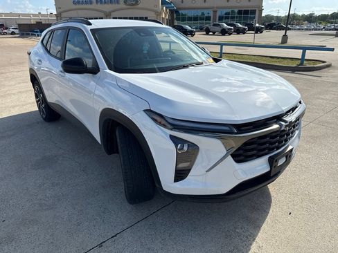 Used 2025 Chevrolet Trax RS FWD image 18