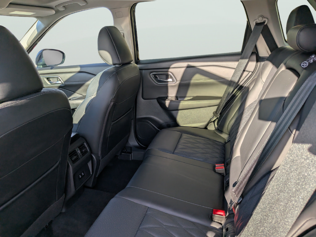 Used 2025 Nissan Rogue Platinum FWD image 17