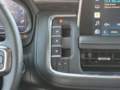 Used 2022 Chevrolet Tahoe Z71 w/ Luxury Package AWD/4WD image 17