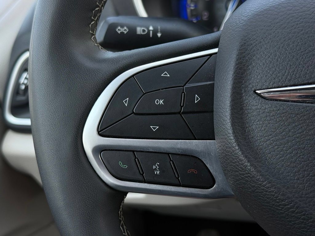 Used 2024 Chrysler Pacifica Touring-L FWD image 26
