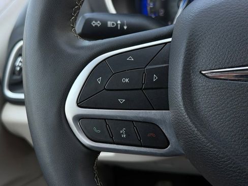 Used 2024 Chrysler Pacifica Touring-L FWD image 26