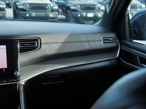 Certified 2024 Jeep Wagoneer Series II image 24