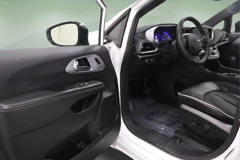 Certified 2025 Chrysler Pacifica Limited FWD image 10