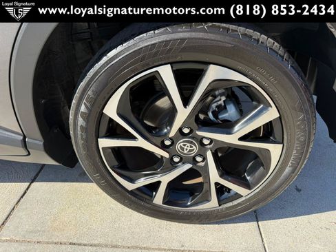 Used 2020 Toyota C-HR XLE FWD image 11