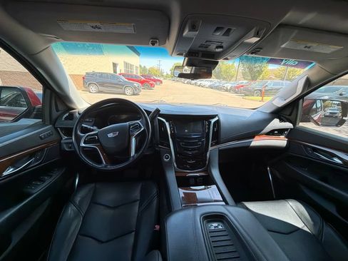 Used 2018 Cadillac Escalade Luxury RWD image 10
