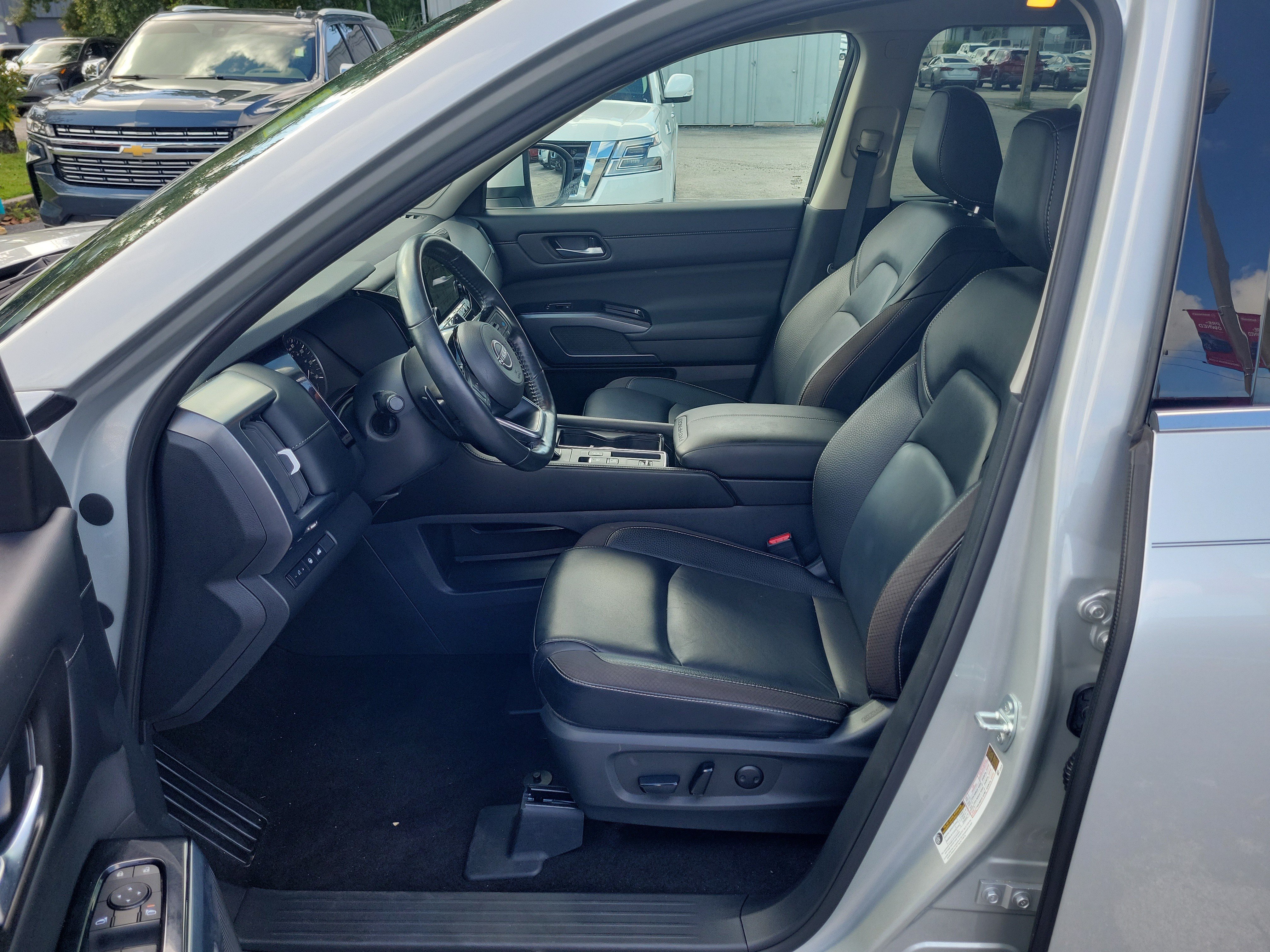 Certified 2024 Nissan Pathfinder SL w/ SL Premium Package FWD image 14