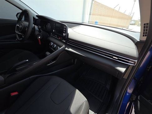 Used 2025 Hyundai Elantra SE FWD image 18