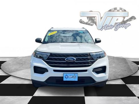 Used 2023 Ford Explorer XLT AWD/4WD image 2