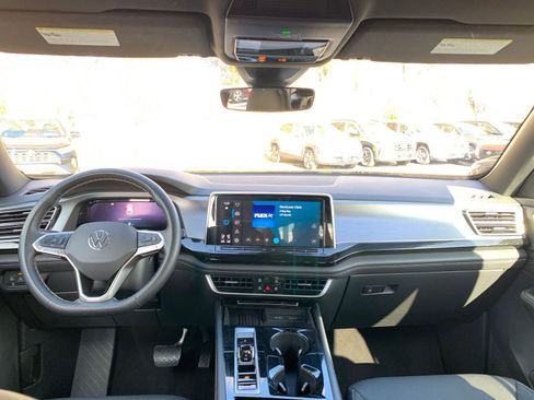 Used 2025 Volkswagen Atlas Cross Sport SE image 33