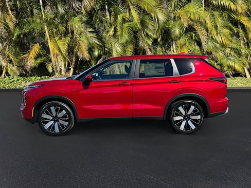 New 2025 Mitsubishi Outlander SE image 2