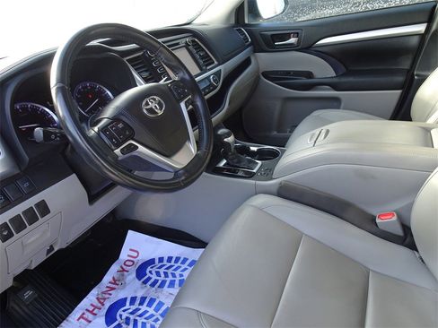 Used 2019 Toyota Highlander XLE image 12