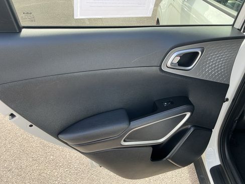 Used 2023 Kia Soul LX w/ LX Technology Package FWD image 16