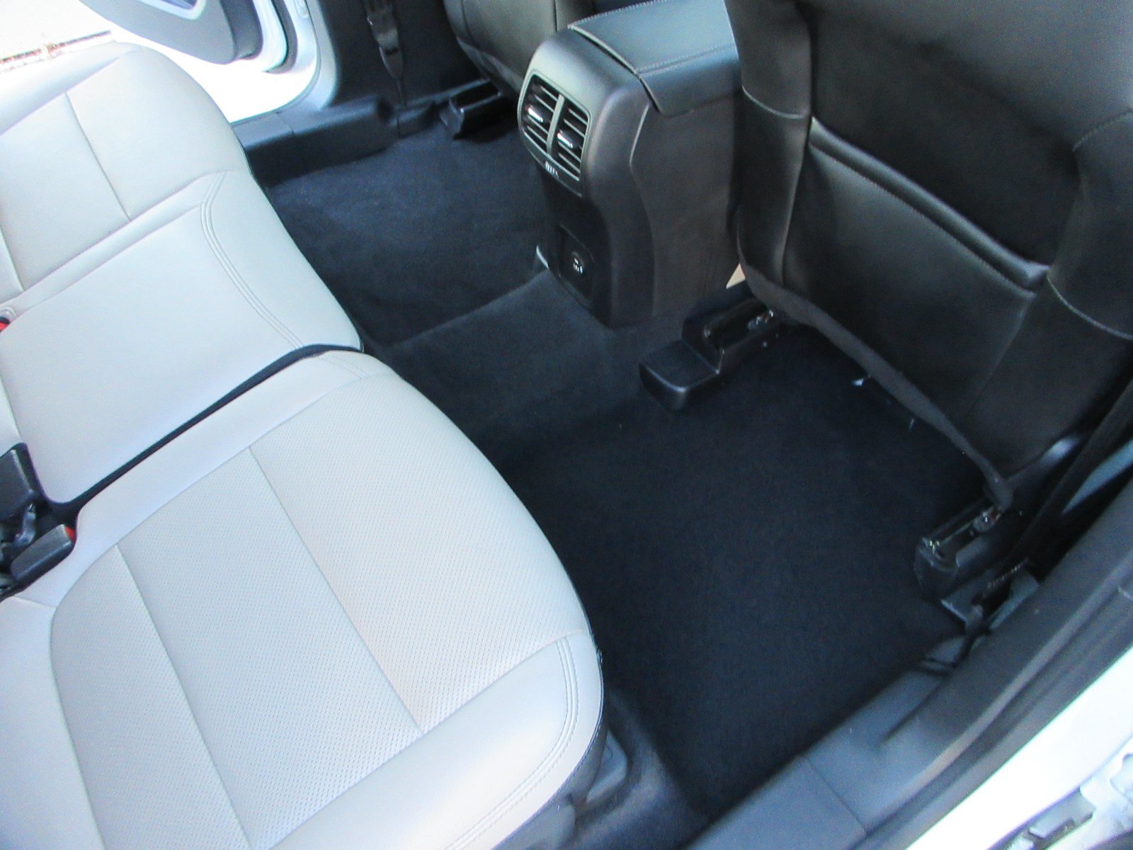 Used 2020 Ford Escape Titanium FWD image 20